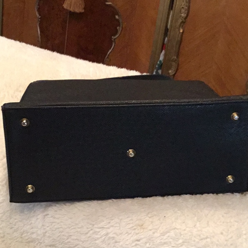 🎉🎉🎉HOST PICK🎉🎉🎉🎉  St. John Black Leather Bag w/ Gold Hardware - Picture 4 of 10